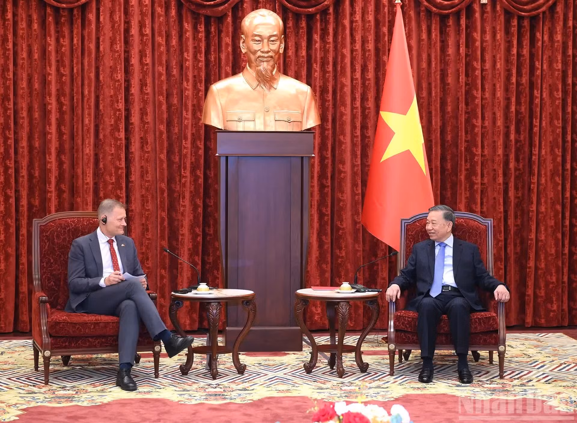 Le haut dirigeant vietnamien To Lam s’entretient avec l’ambassadeur danois Nicolai Prytz.