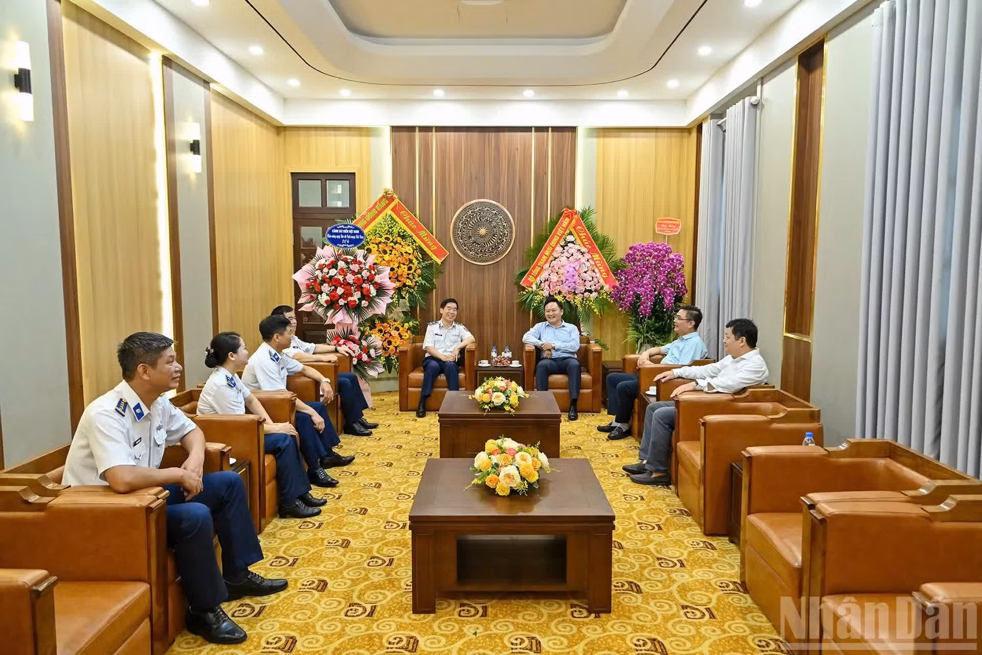 Phan Van Hung a reçu une délégation du Commandement des garde-côtes du Vietnam, conduite par le lieutenant-général Bui Quoc Oai, commissaire politique des garde-côtes vietnamiens.