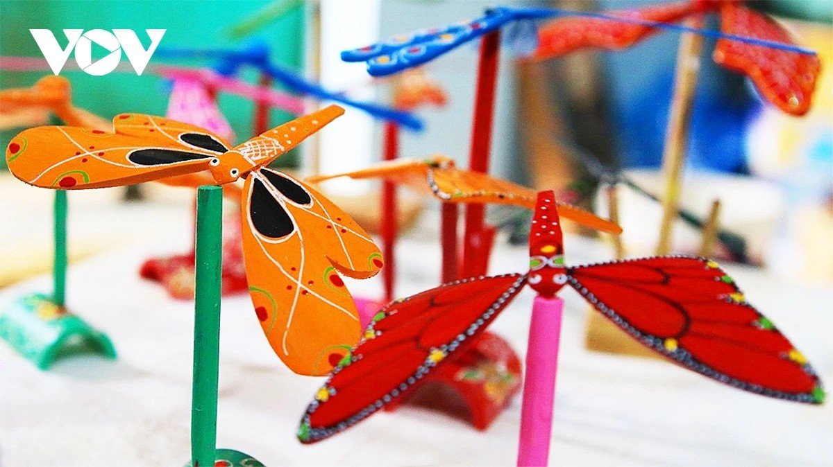 Des libellules, oiseaux ou papillons éclatants, parés de motifs raffinés. Photo : VOV. chuon-artistique.jpg
