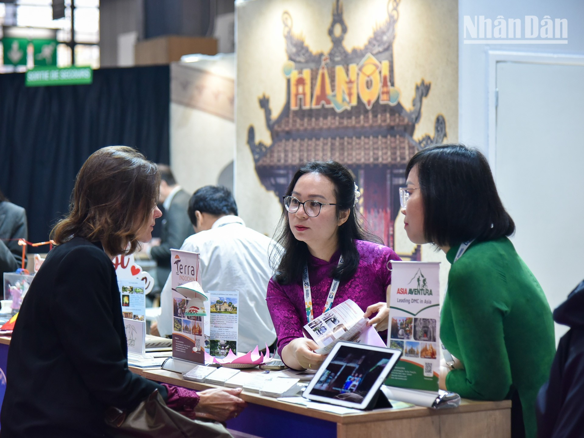 Adeline Chevreau (en noir), représentante du tour-opérateur Club Med, à la recherche de nouvelles offres touristiques attractives pour développer des circuits à destination des voyageurs français au Vietnam. Photo : NDEL. adeline-club-med.jpg