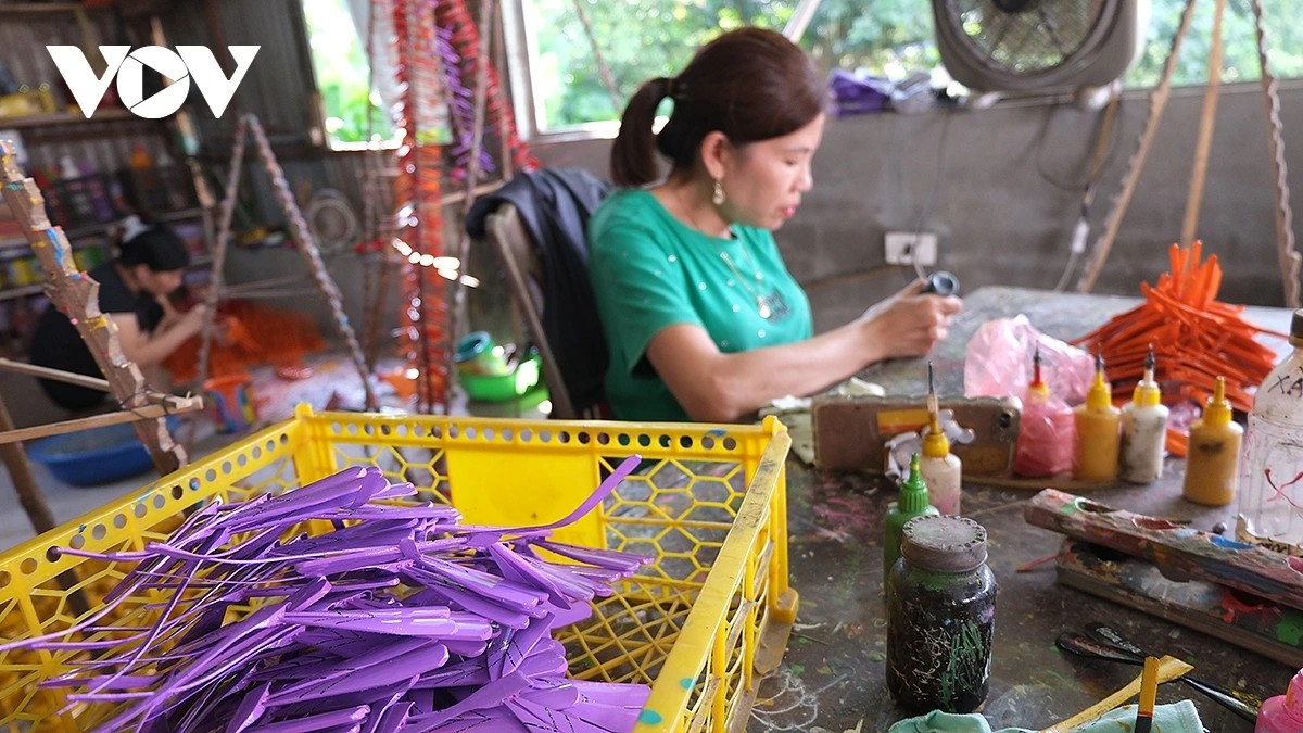 À l’approche de la Fête de la mi-automne, les artisans redoublent d’activité. Photo : VOV. chuon-peint.jpg