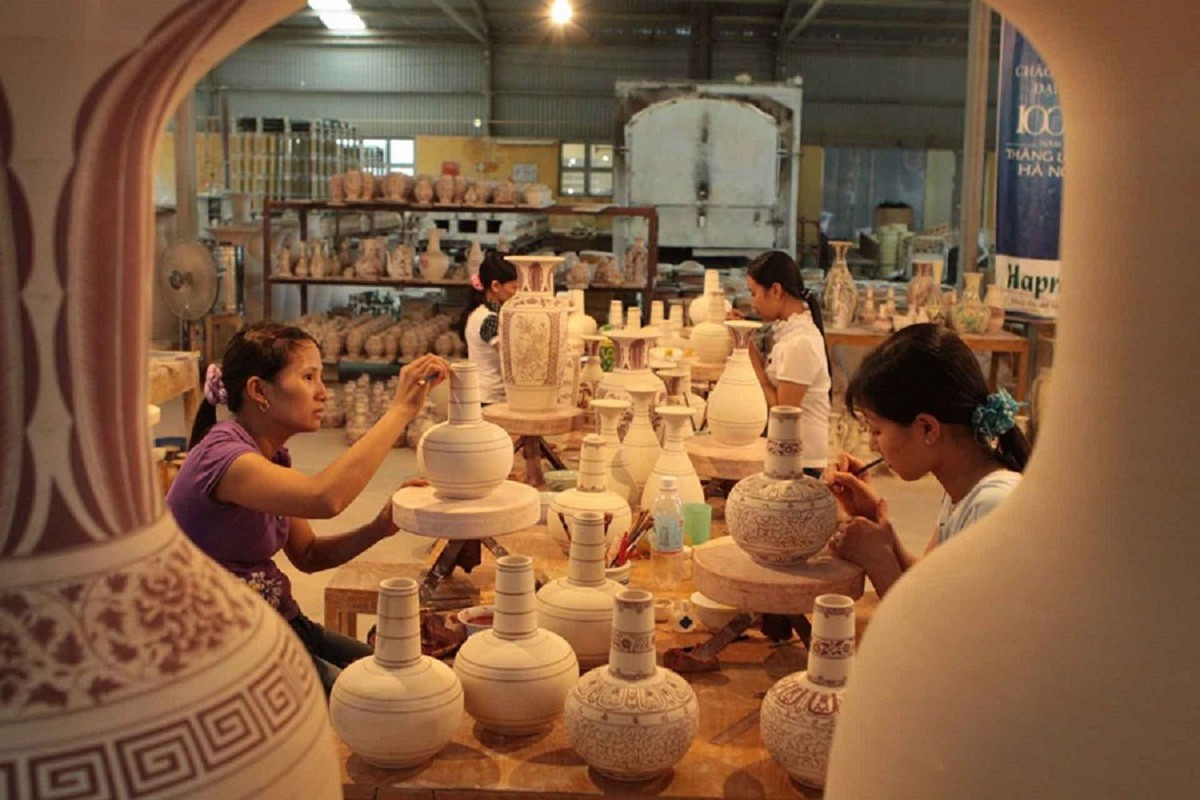 Actuellement, les autorités locales et la ville de Hanoi entendent désormais capitaliser sur cette richesse pour viser plus loin : ériger Bat Trang en pôle commercial et culturel pionnier de la capitale. Photo : VGP. lang-gom-bt.jpg