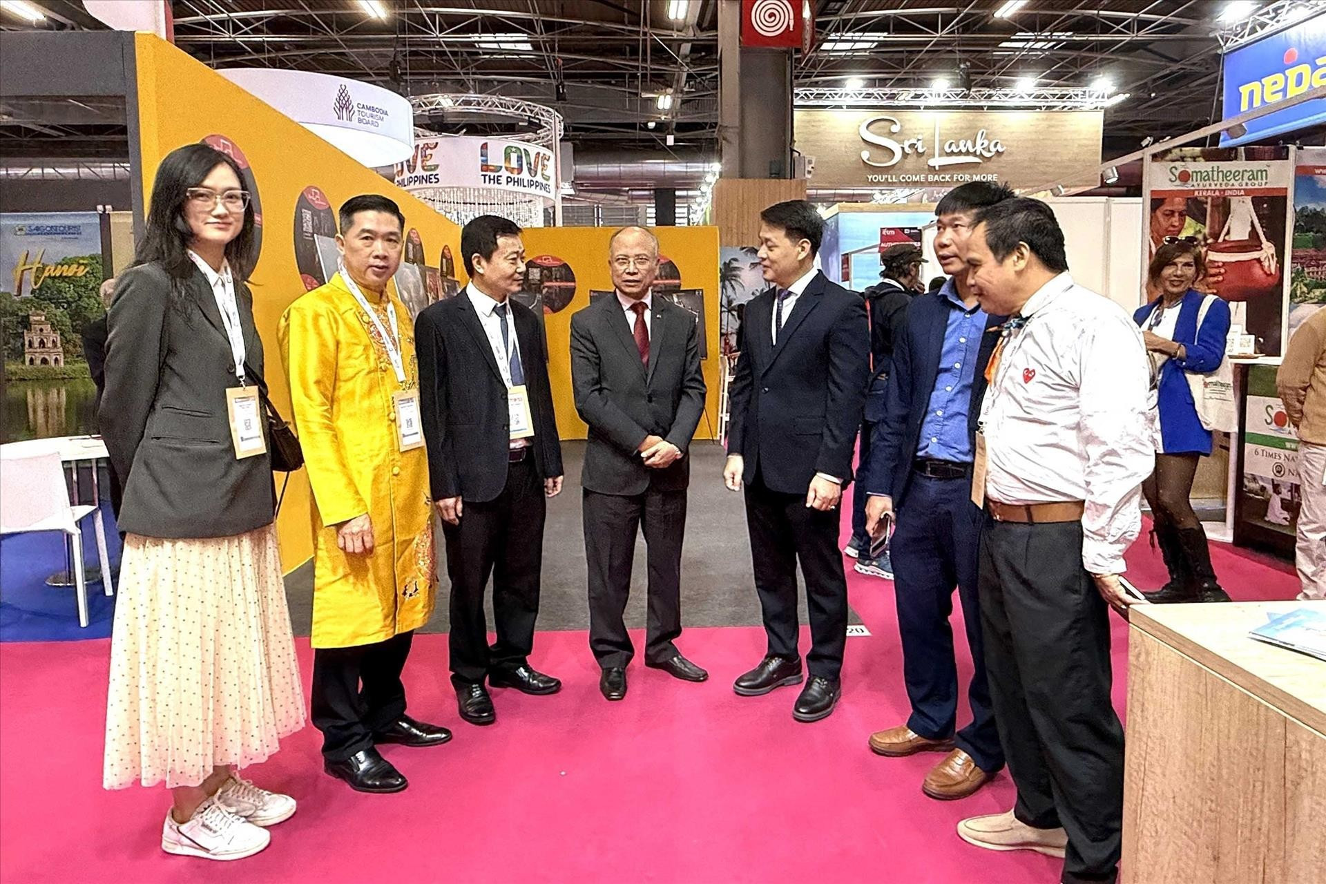 Dinh Toan Thang, ambassadeur du Vietnam en France (au centre), a salué les efforts déployés par les autorités et les entreprises de la capitale pour prendre part à un événement d’une telle dimension. Photo : VNA. dinh-toan-thangvna.jpg