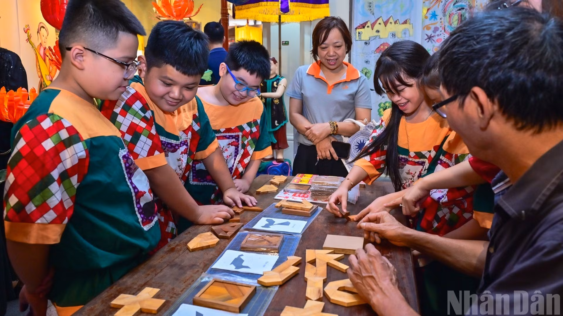 Les élèves de l’école primaire Tran Nhat Duat participent avec enthousiasme au jeu Tri Uan dans l’espace culturel et artistique de Hang Buom, à Hanoi, capitale vietnamienne.