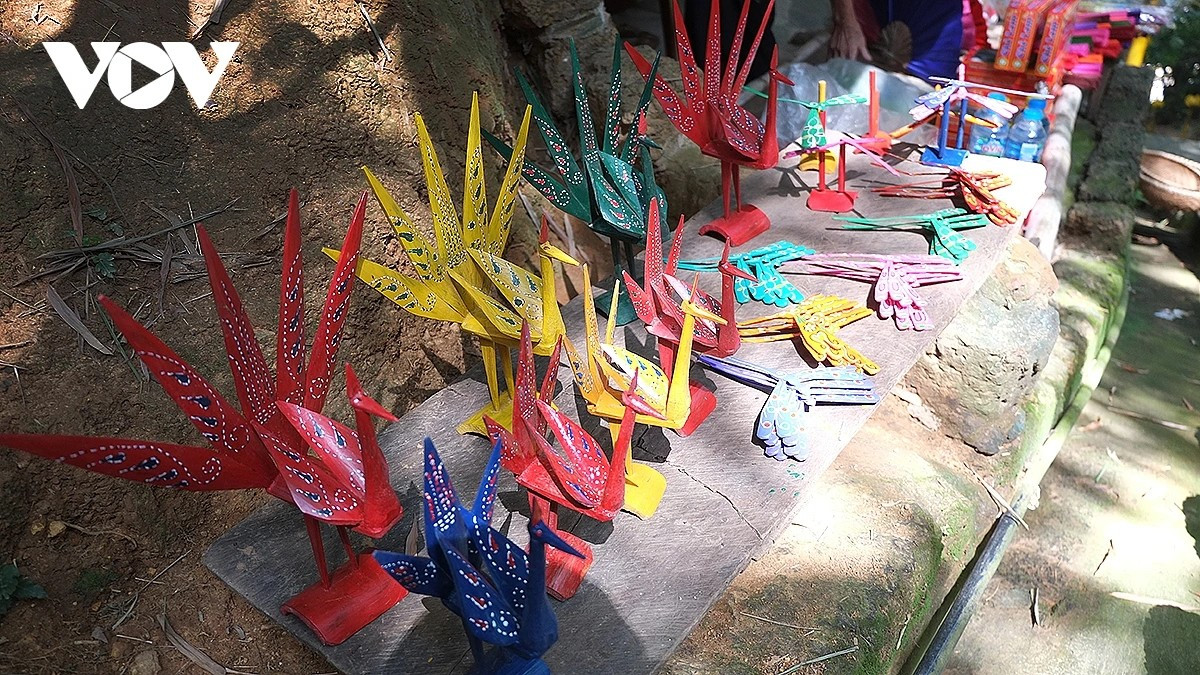 Des produits du village de Thach Xa sont proposés aux visiteurs de la pagode Tay Phuong, classée vestige national spécial. Photo : VOV. chuon-vendu.jpg