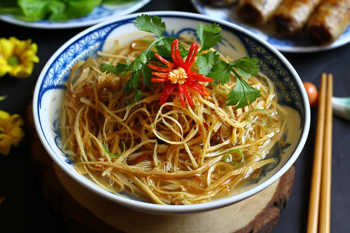 À Bat Trang, aucun véritable banquet ne saurait être complet sans un bol de pousses de bambou finement effilées. Photo : tinhhoalangnghe. canh-mang-muc.jpg