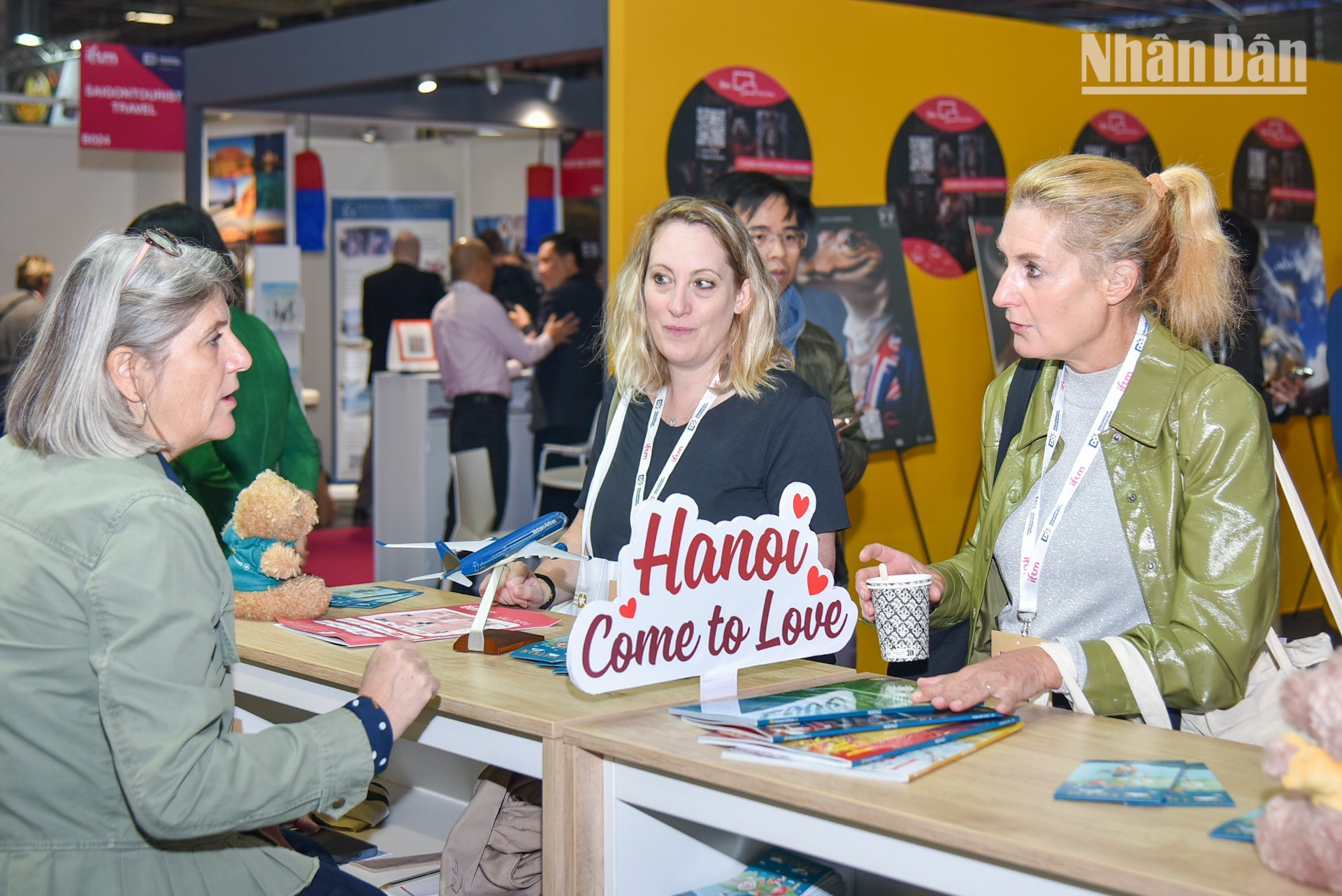 Des visiteurs internationaux s’informent sur les diverses destinations et produits touristiques proposés par Hanoi. Photo : NDEL.