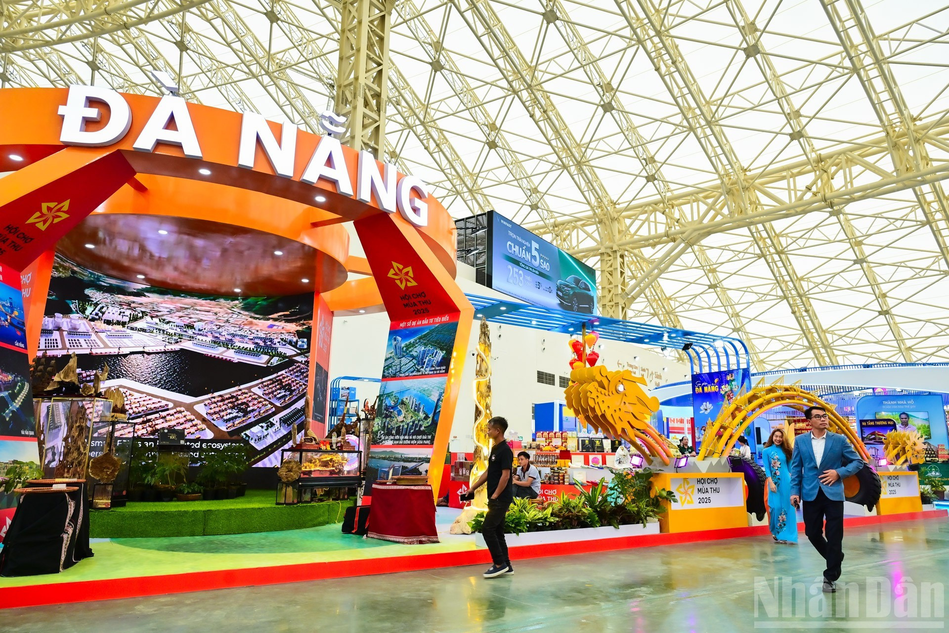 Le pavillon de la ville de Da Nang présente des produits emblématiques et des métiers artisanaux traditionnels de la ville. da-nang.jpg