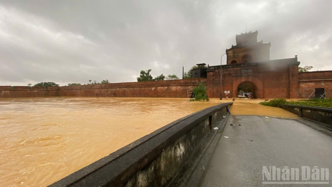 Hue sous la crue : regards depuis la porte Huu
