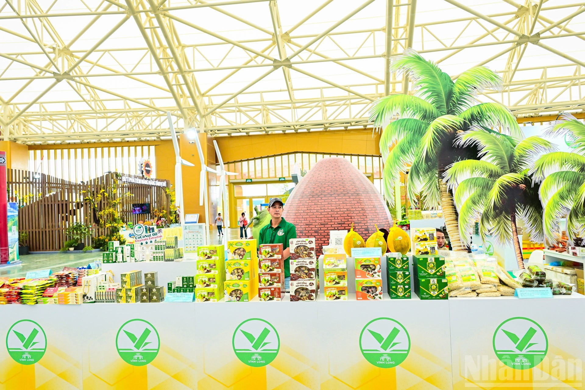 Les produits phares de la province de Vinh Long sont mis en valeur de façon attrayante. vinh-long.jpg