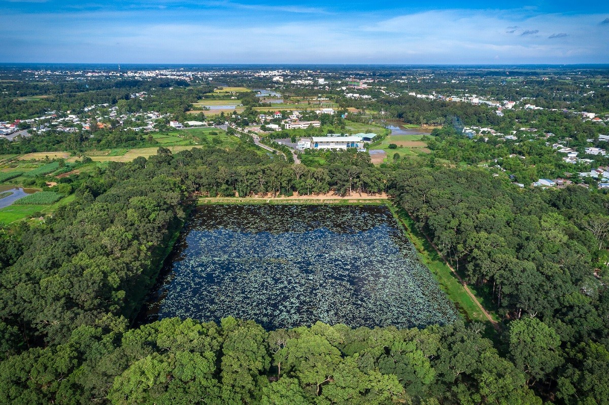 Le site de l’étang Ba Om, classé monument national, demeure une étape incontournable pour quiconque souhaite explorer la culture khmère. Photo : Vietnamnet. ao-ba-bom-thamhiemmekong.jpg