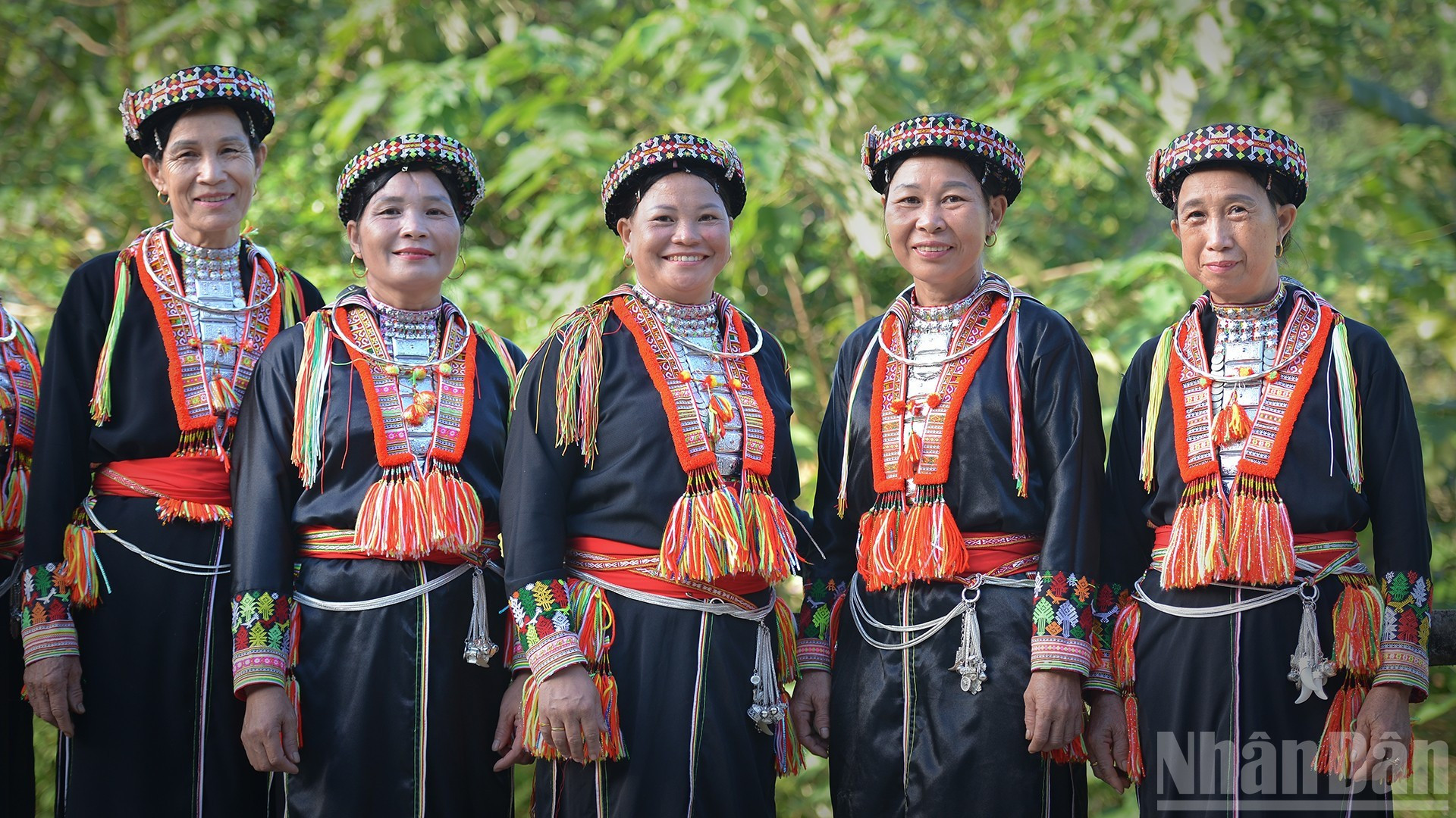 Tenue traditionnelle des femmes Dao rouges dans la commune de Tan Linh, province de Lao Cai. dao-femmes.jpg