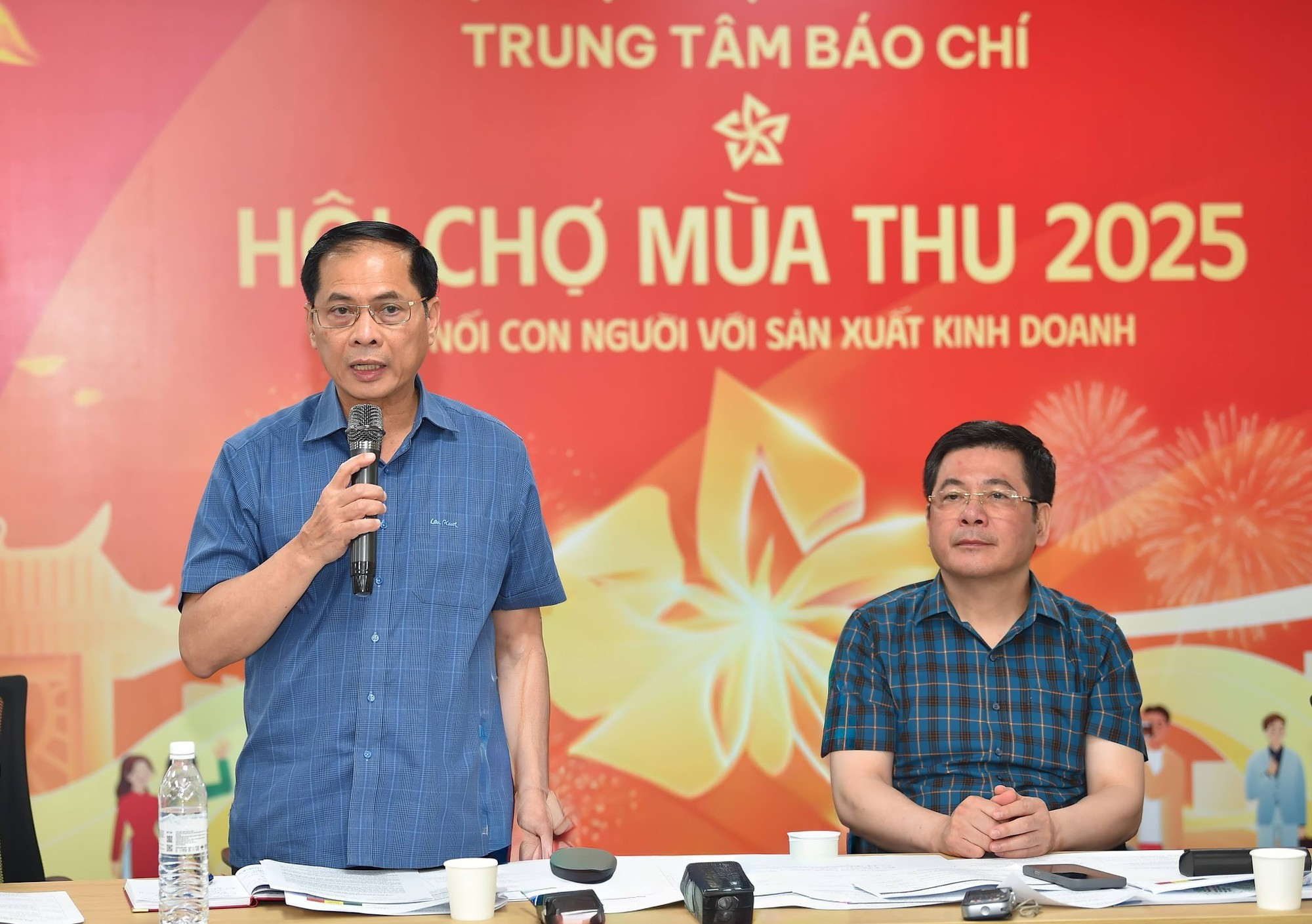 Dans sa conclusion, le vice-Premier ministre Bui Thanh Son a réaffirmé l’importance du respect absolu des délais impartis pour chaque ministère, service et unité mobilisée. foire-bts-salue.jpg