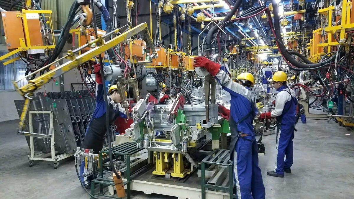 En 2024, le PIB du Vietnam atteignait 476,3 milliards de dollars, son revenu par habitant approchant la moyenne supérieure, se classant au 34e rang mondial et au 5e au sein de l'ASEAN. Photo : tapchicongthuong. kte-tapchicongthuong.jpg
