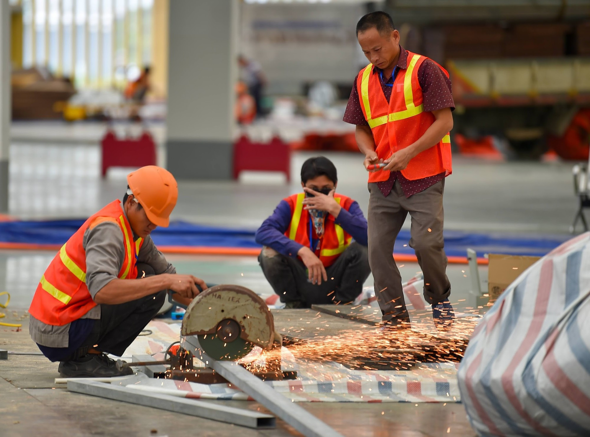 Les unités en charge de la construction s’emploient à finaliser minutieusement les infrastructures et les stands. foire-preparatifs.jpg