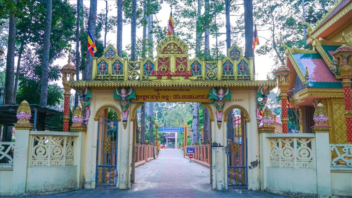La pagode Ang n'est plus seulement un lieu de pratique de culte, mais aussi une destination touristique prisée des visiteurs domestiques et étrangers. Photo : laodong. pagode-ang-laodong.jpg