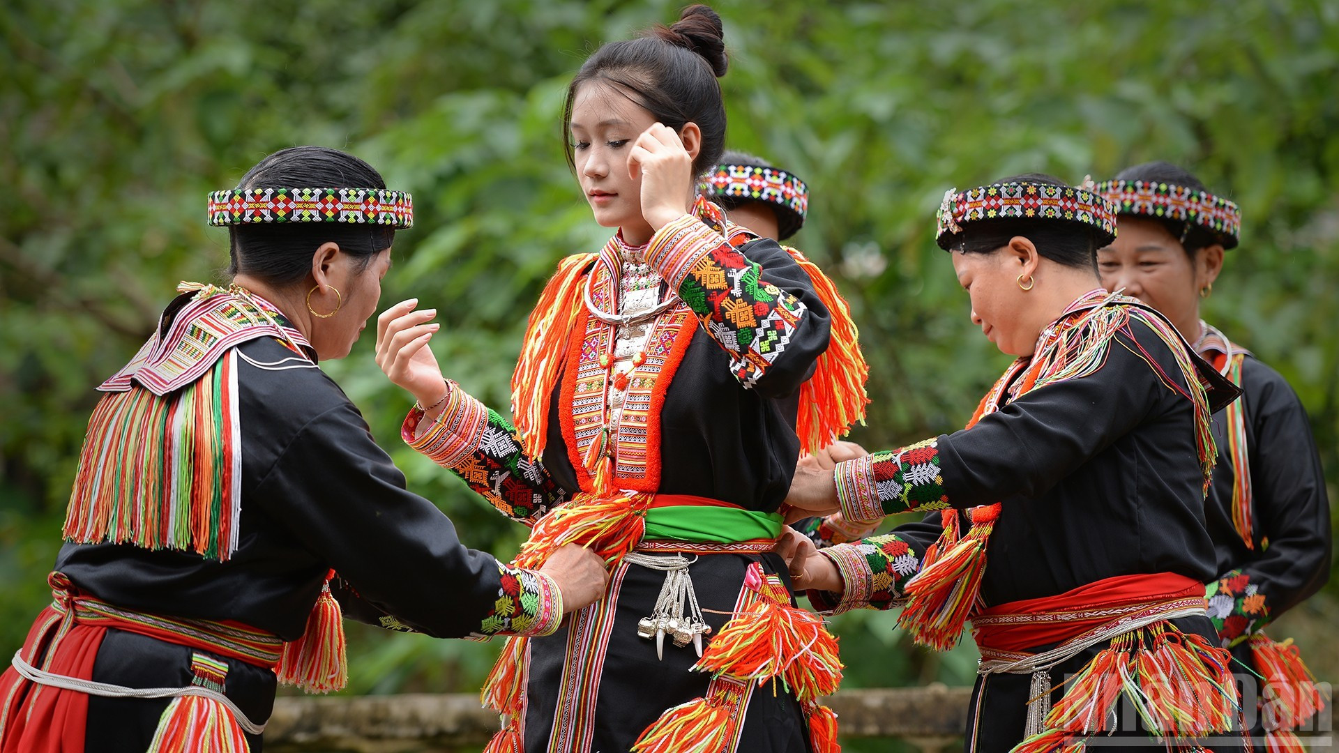 Les habits traditionnels des femmes Dao rouges sont entièrement confectionnés à la main, ornés de broderies aux motifs éclatants. dao-femme-2.jpg