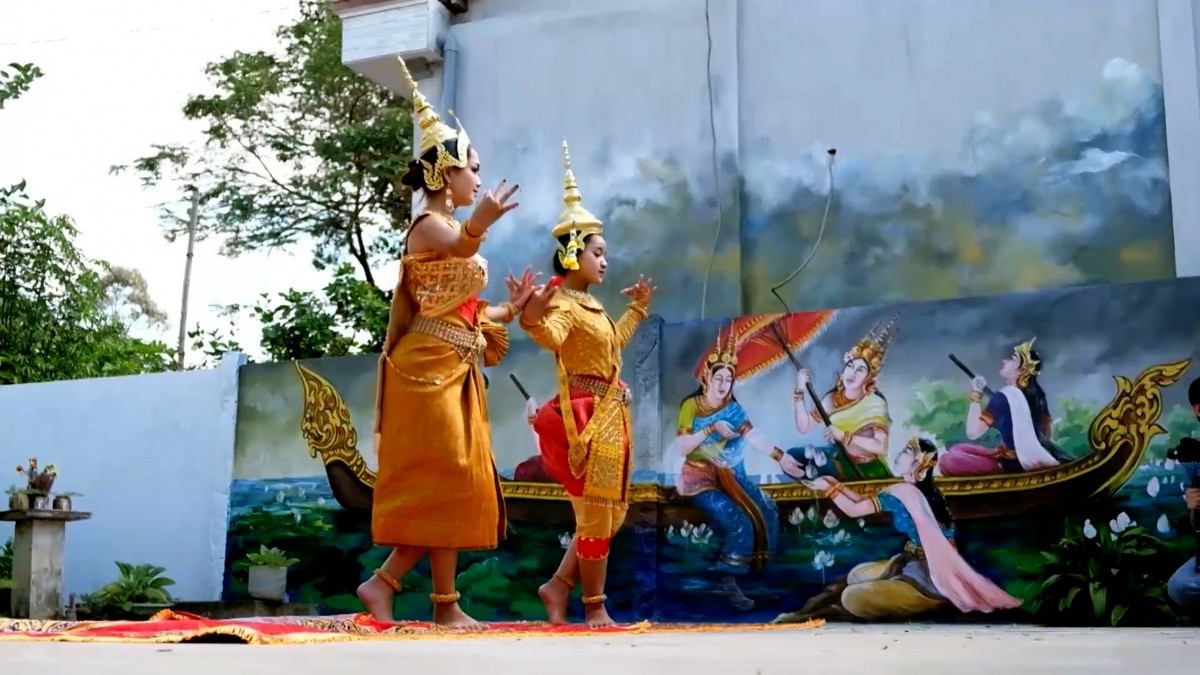 Un spectacle de danse traditionnelle au village culturel et touristique khmer de Vinh Long. Photo : VOV. danse-khmer-vov.jpg
