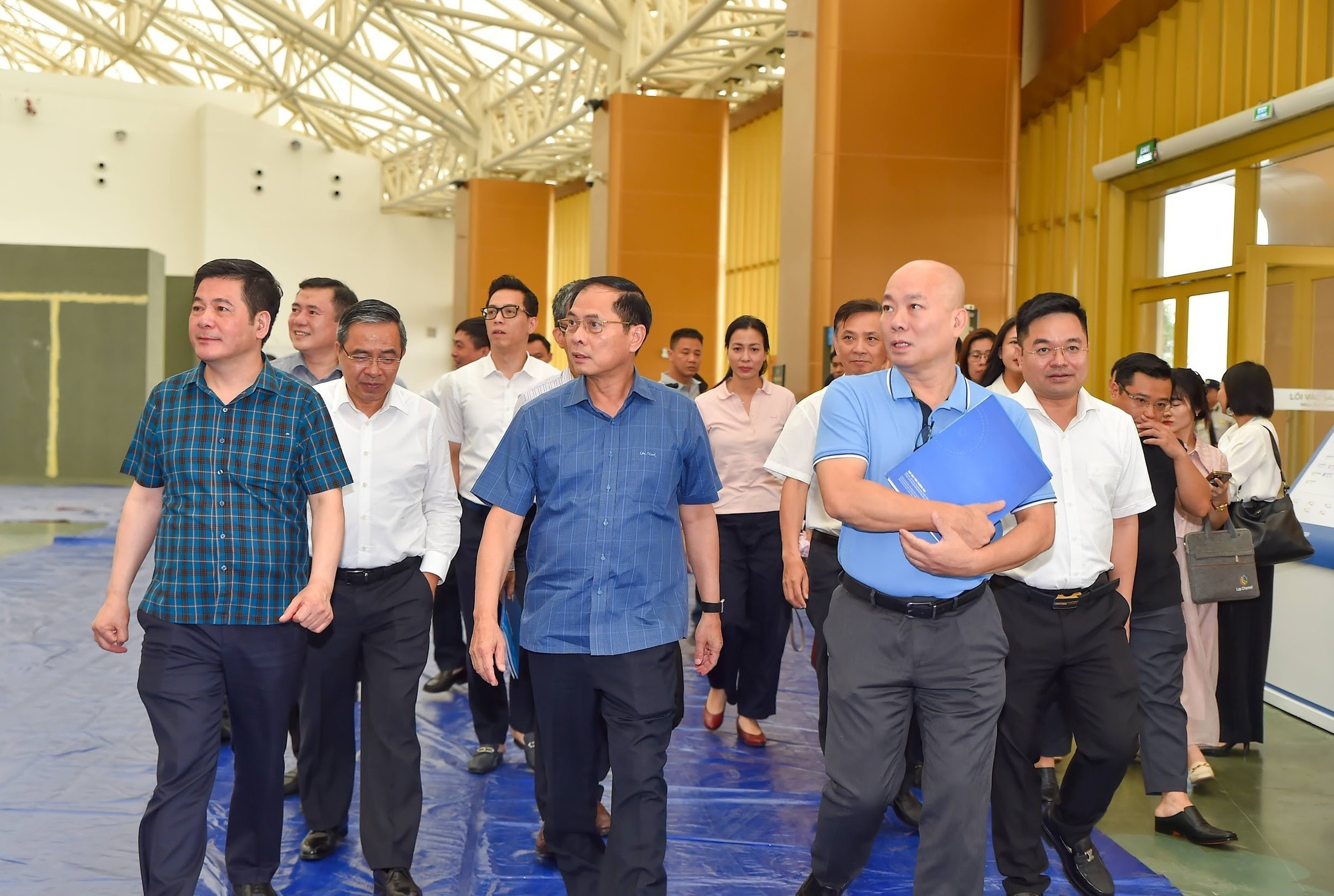Le vice‑Premier ministre vietnamien Bui Thanh Son, président du comité, et le ministre de l’Industrie et du Commerce Nguyen Hong Dien, vice‑président permanent du comité, ont directement supervisé les opérations et examiné l’état des préparatifs. foire-pilotage.jpg