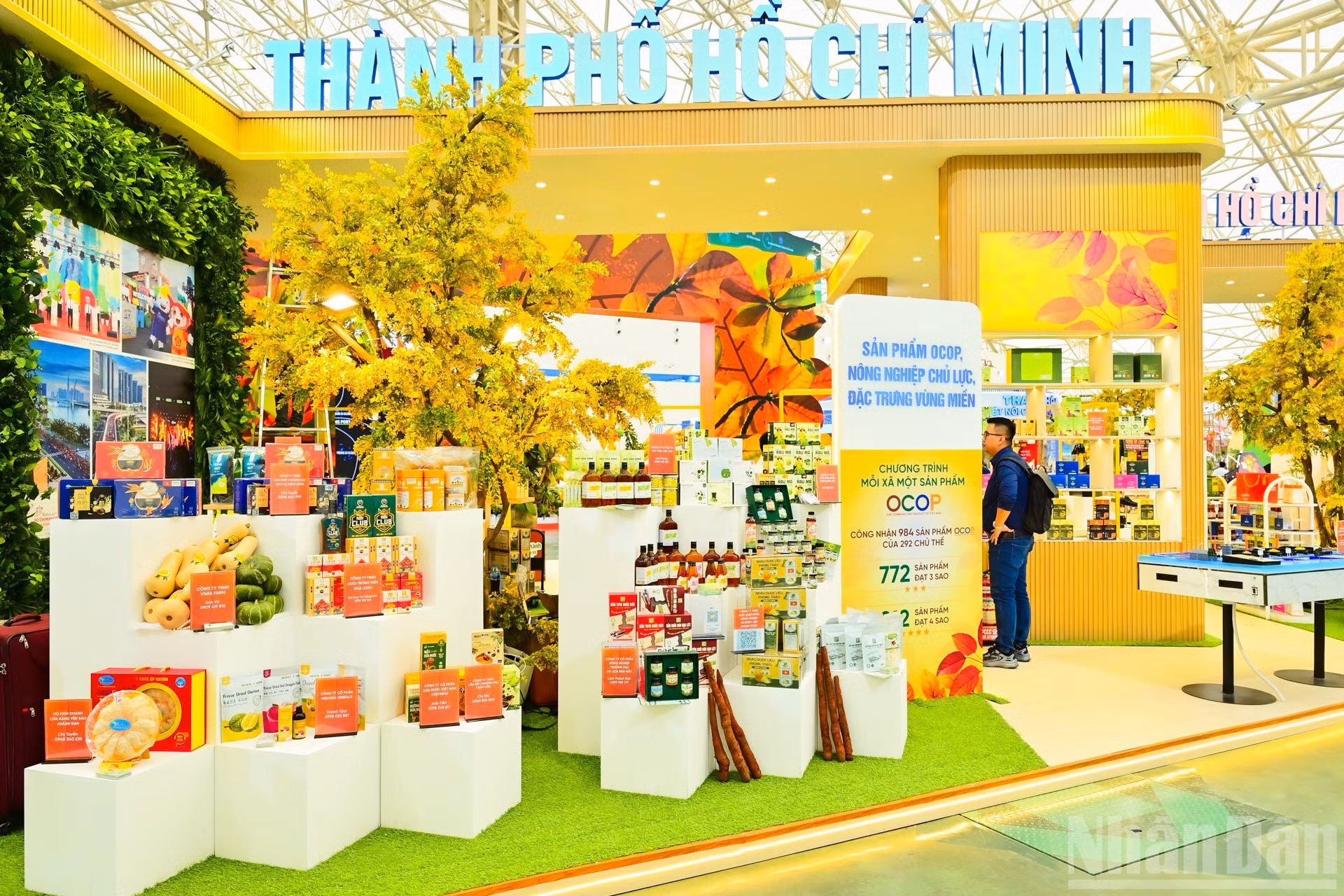 Les produits principaux et caractéristiques des différentes localités de Ho Chi Minh-Ville sont exposés, prêts à accueillir les visiteurs.