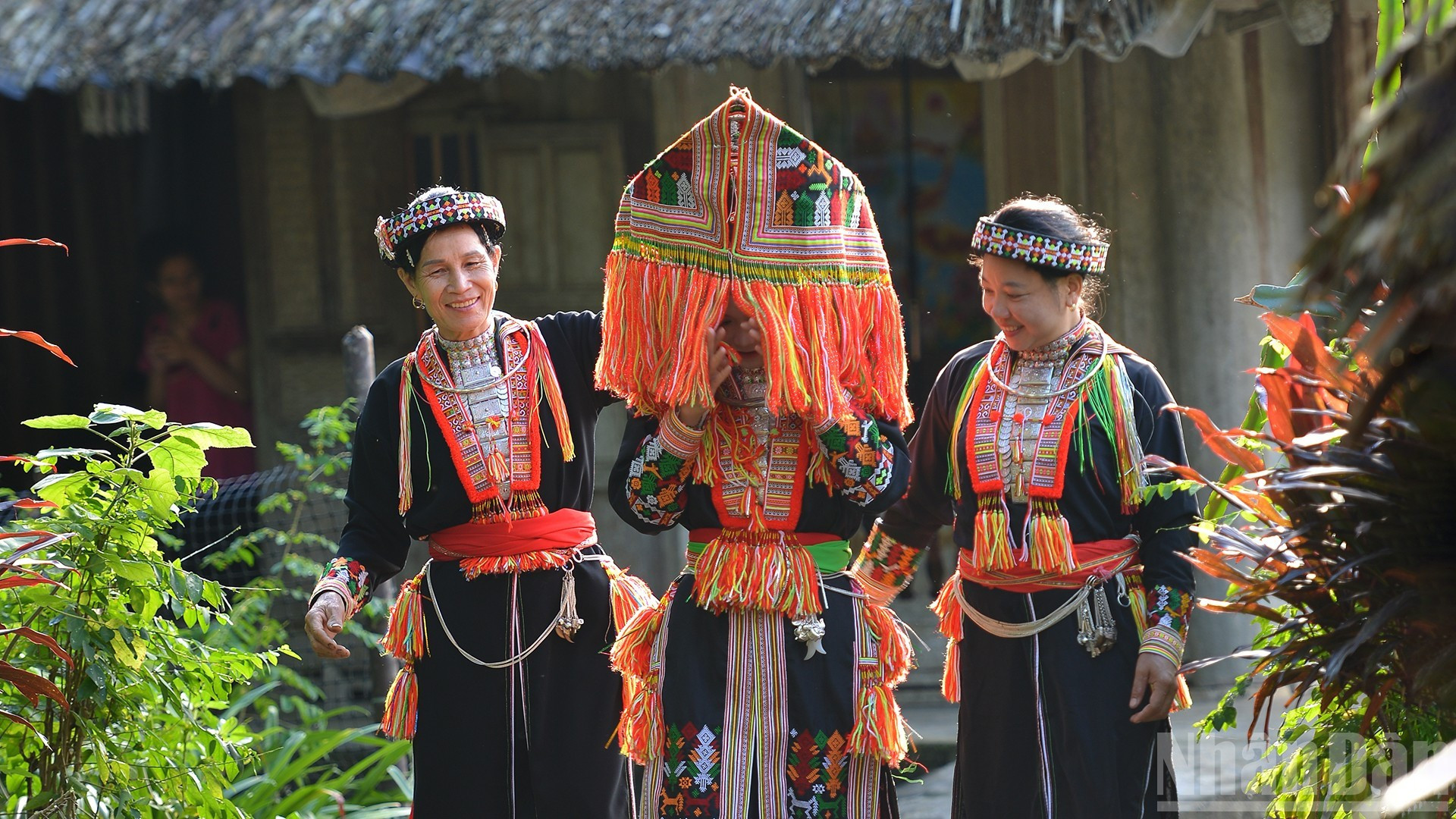 Le chapeau orné de franges colorées couvre entièrement la tête de la mariée. dao-chapeau.jpg