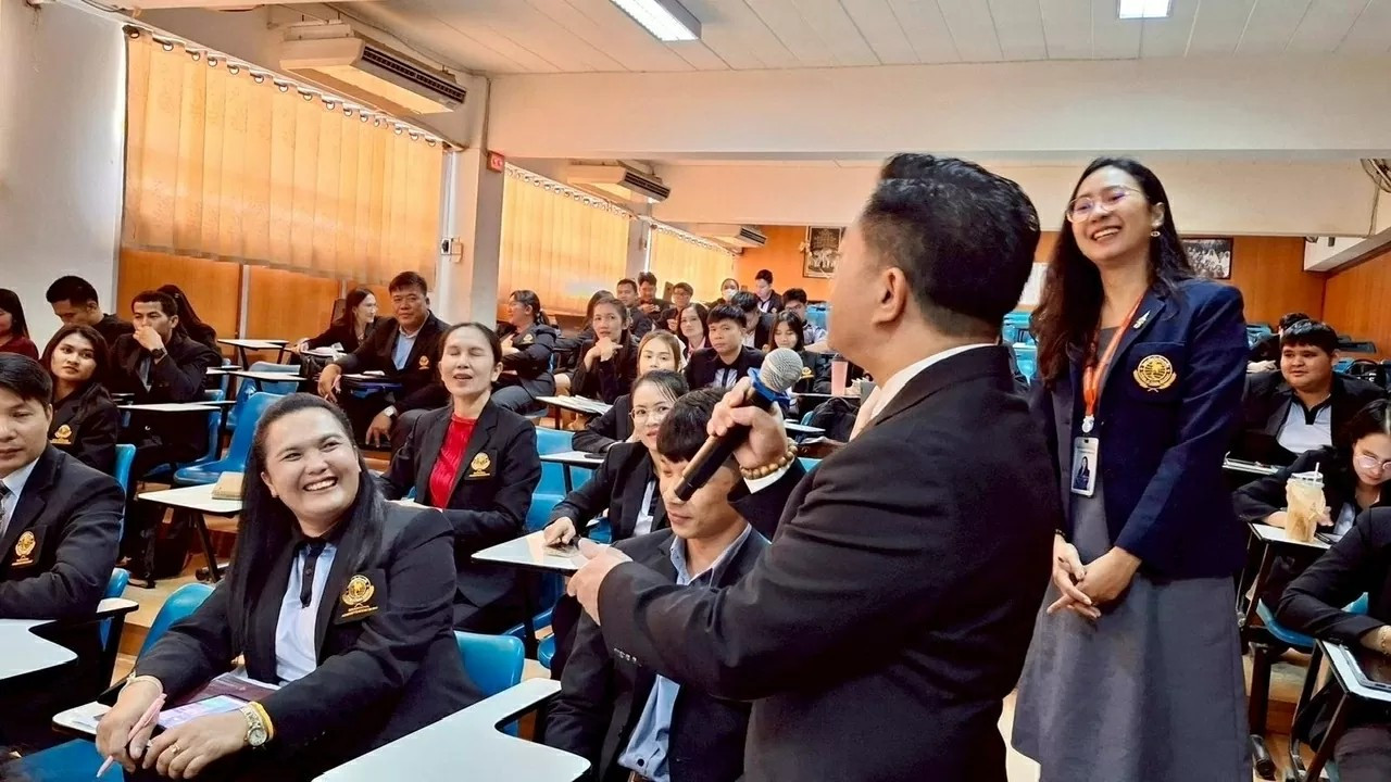 Le consul général du Vietnam à Khon Kaen, Dinh Hoang Linh, s'entretient avec des enseignants et des étudiants du College of Asian Scholars. Photo : Consulat général du Vietnam à Khon Kaen. dinh-hoanh-linh-1.jpg