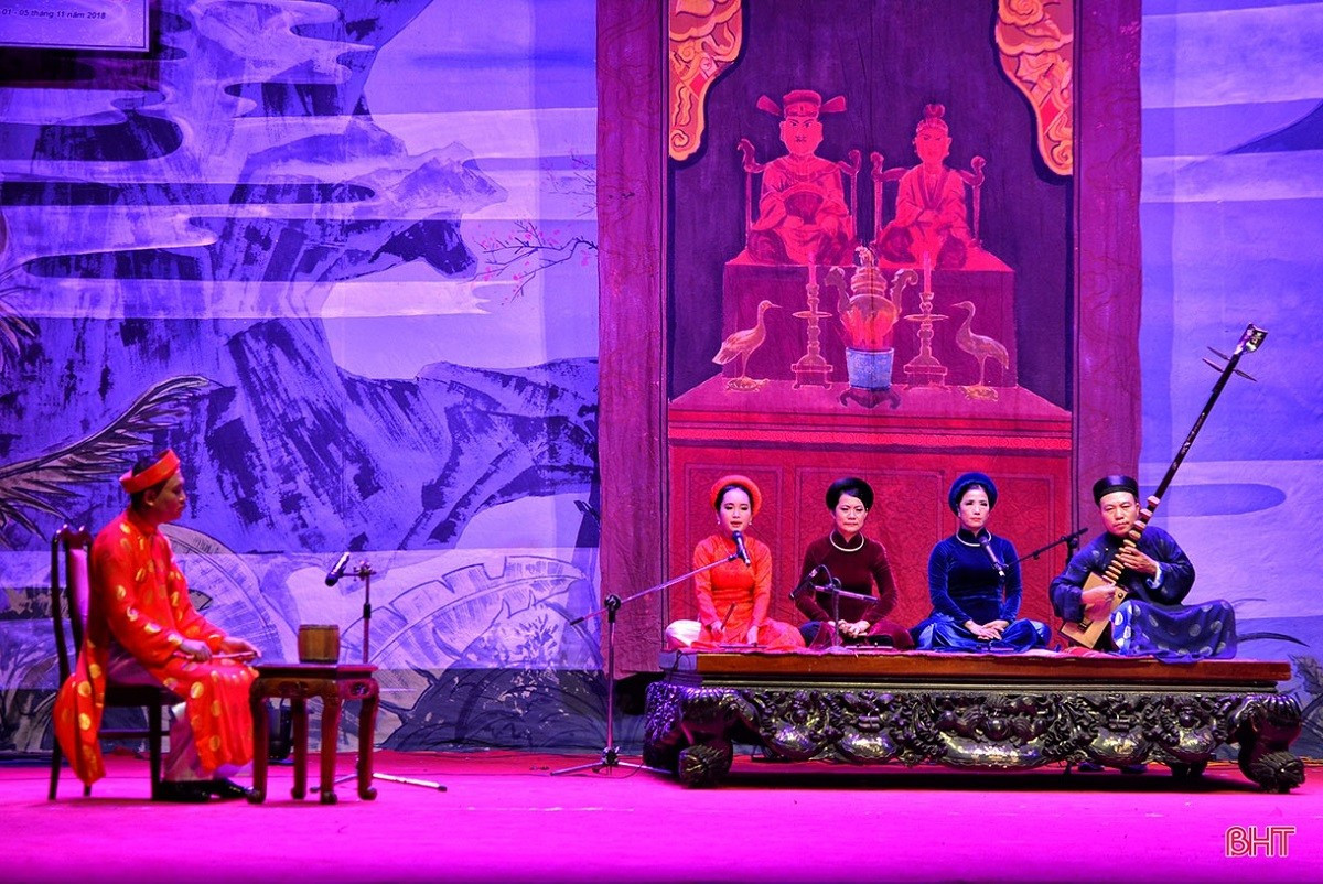Une performance de la troupe artistique de Ha Tinh lors du Festival national de ca trù 2018. Photo : baohatinh.