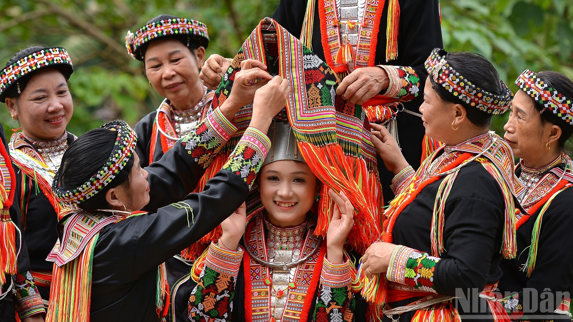 Un costume nuptial impressionnant, reflet de la richesse culturelle des Dao rouges.