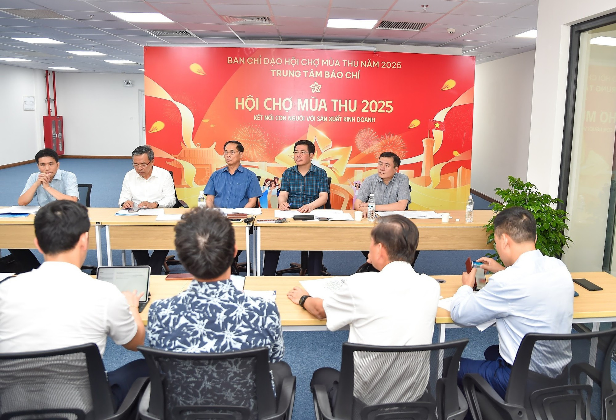 À l’issue de la visite, le vice‑Premier ministre Bui Thanh Son et le ministre Nguyen Hong Dien ont tenu une réunion de travail avec les parties concernées. foire-reunion.jpg