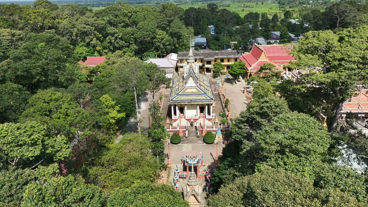 Nichée au milieu d’un jardin de grands arbres à bois dur, la pagode Hang est considérée comme l’un des plus beaux ouvrages d’architecture khmère de Vinh Long. Photo : TNO. pagode-hang-tno.jpg