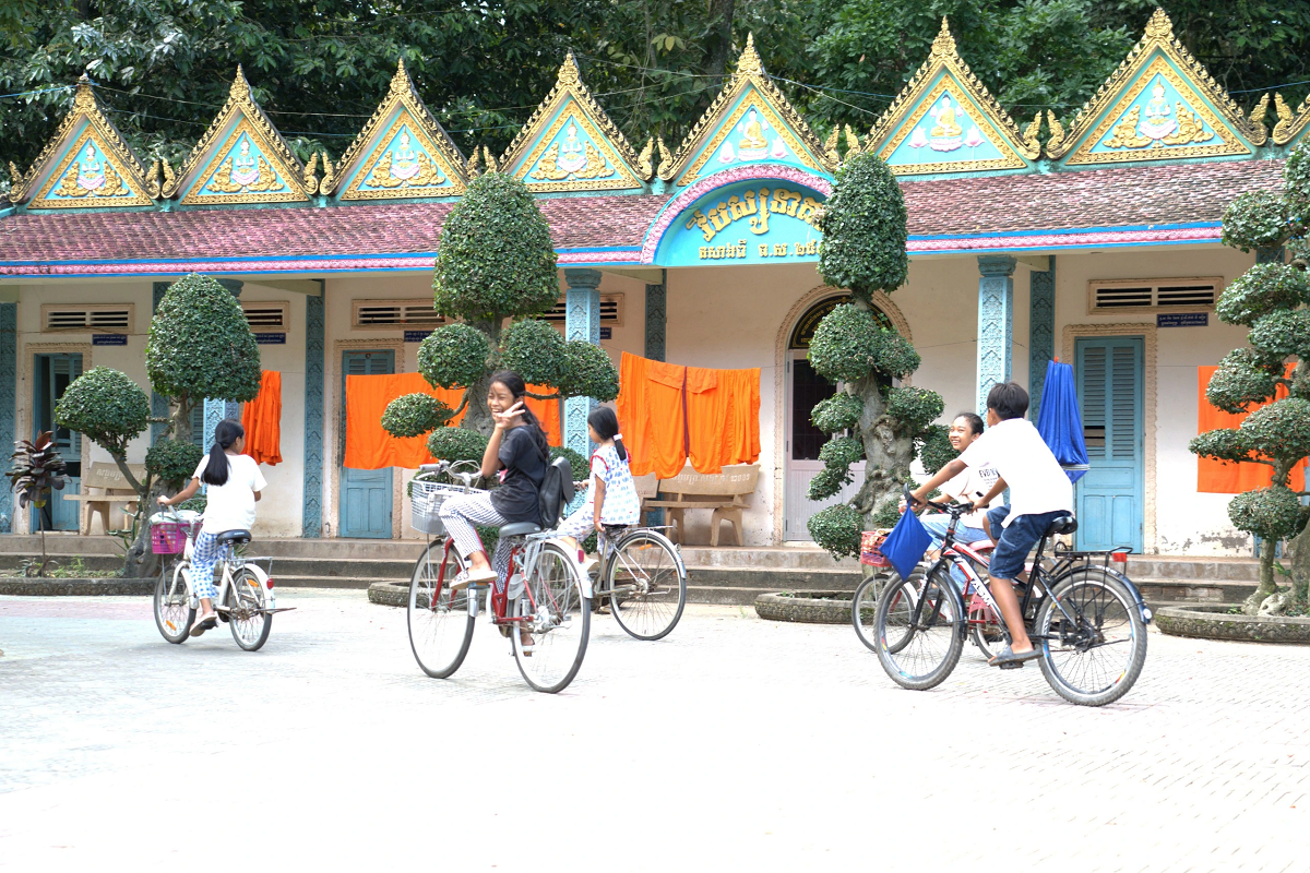 Les enfants khmers fréquentent la pagode Hang pour y étudier et s’adonner à la pratique religieuse. Photo : TNO. pagode-hang-tno-enfants.jpg