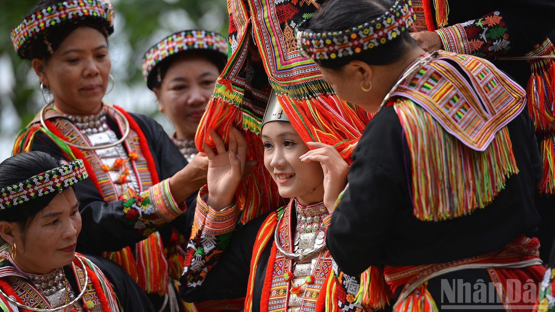 L’un des éléments les plus emblématiques de l’identité culturelle des Dao rouges est le costume nuptial de la mariée. dao-costume.jpg