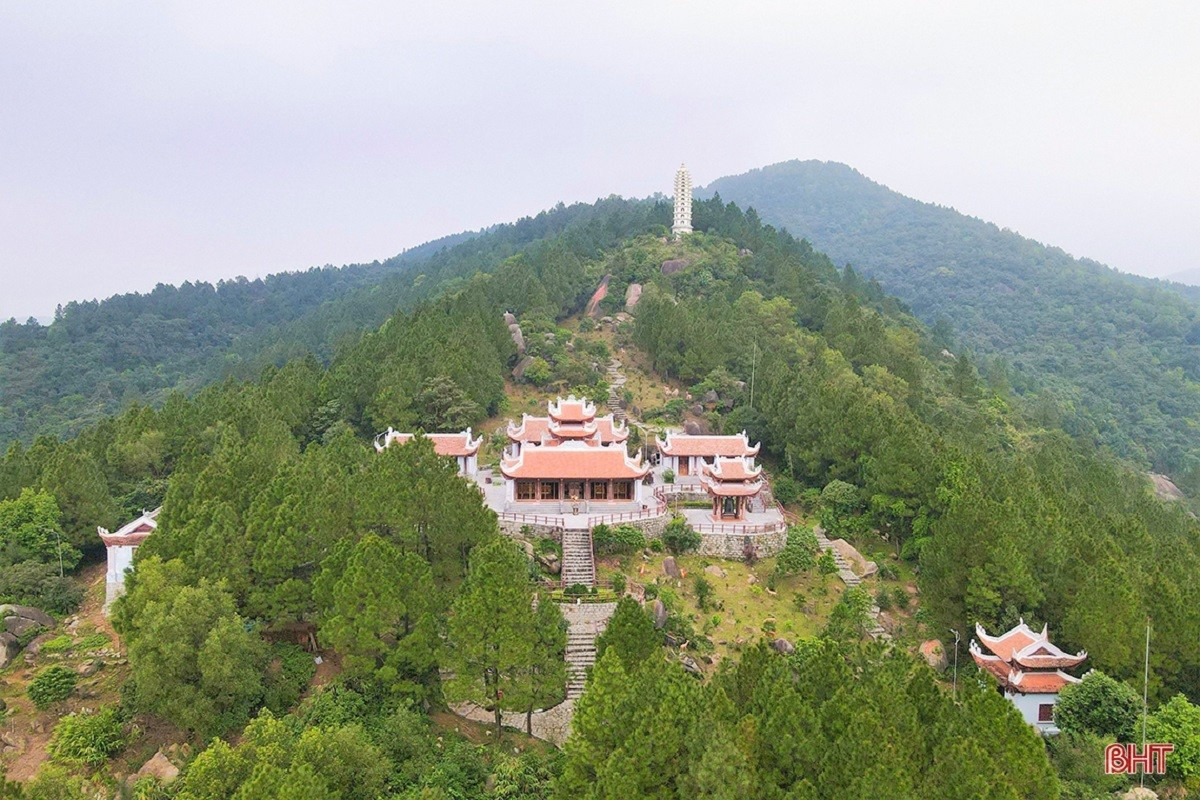 Dans le réseau patrimonial de Ha Tinh, la pagode Huong Tich, située sur le mont Hong Linh (commune de Can Loc, province de Ha Tinh), construite au XIIIe siècle sous la dynastie des Tran, témoigne de la présence et de l’essor précoce du bouddhisme dans cette terre. Photo : baohatinh. pagofe-huong-tich-dans-le-mont-hong-linh-baohatinh.jpg