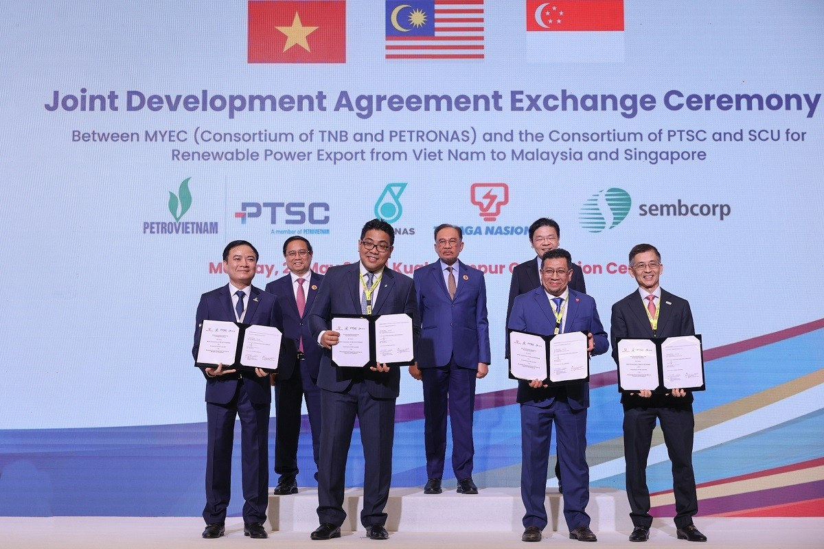 Cérémonie d’échange d’un accord de coopération tripartite Vietnam-Malaisie-Singapour portant sur l’exportation d’électricité issue d'énergies renouvelables. Photo : VGP. projets-3.jpg