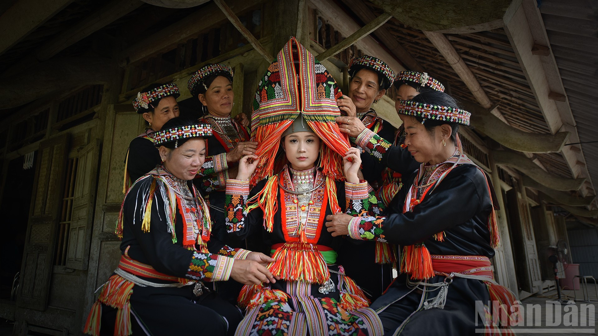 Le costume nuptial traduit l’élégance et l’habileté manuelle des femmes Dao rouges. dao-costume-2.jpg