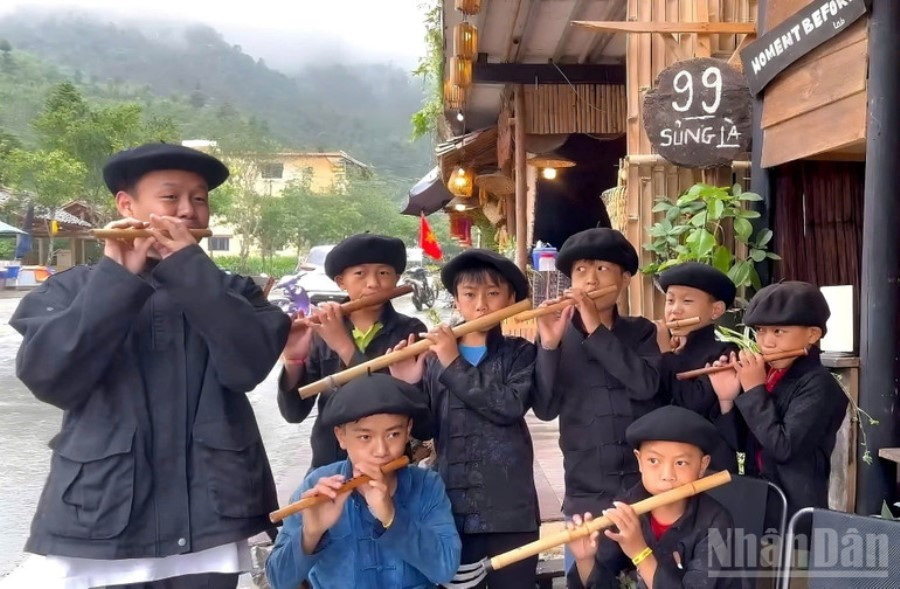 Ly Mi Cuong enseigne la flûte et la musique traditionnelle aux enfants. ly-mi-cuong-ndel.jpg