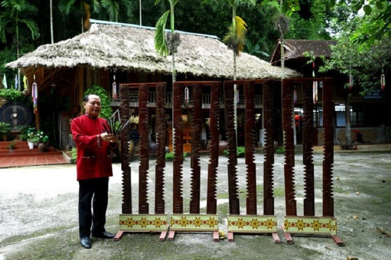 L’artisan émérite Bui Thanh Binh avec un ancien calendrier en bambou des Muong et un modèle agrandi exposé dans son musée de la culture des Muong. Photo : dantocmiennui. bui-thanh-binh-dantocmiennui.jpg