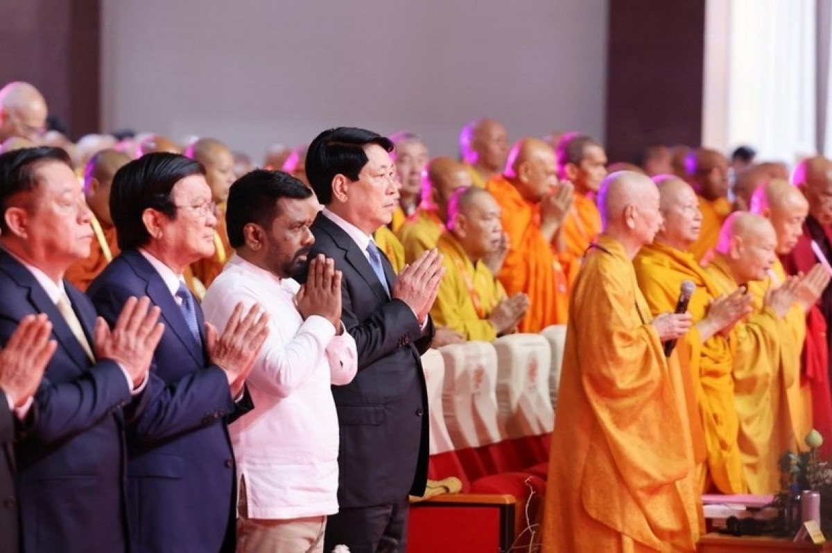 Le président de la République Luong Cuong, le président sri-lankais Anura Kumara Dissanayaka et des délégués assistent à la cérémonie d'ouverture de la Journée du Vesak des Nations Unies 2025. Photo : VNA. luong-cuong-vesak-2025-vna.jpg