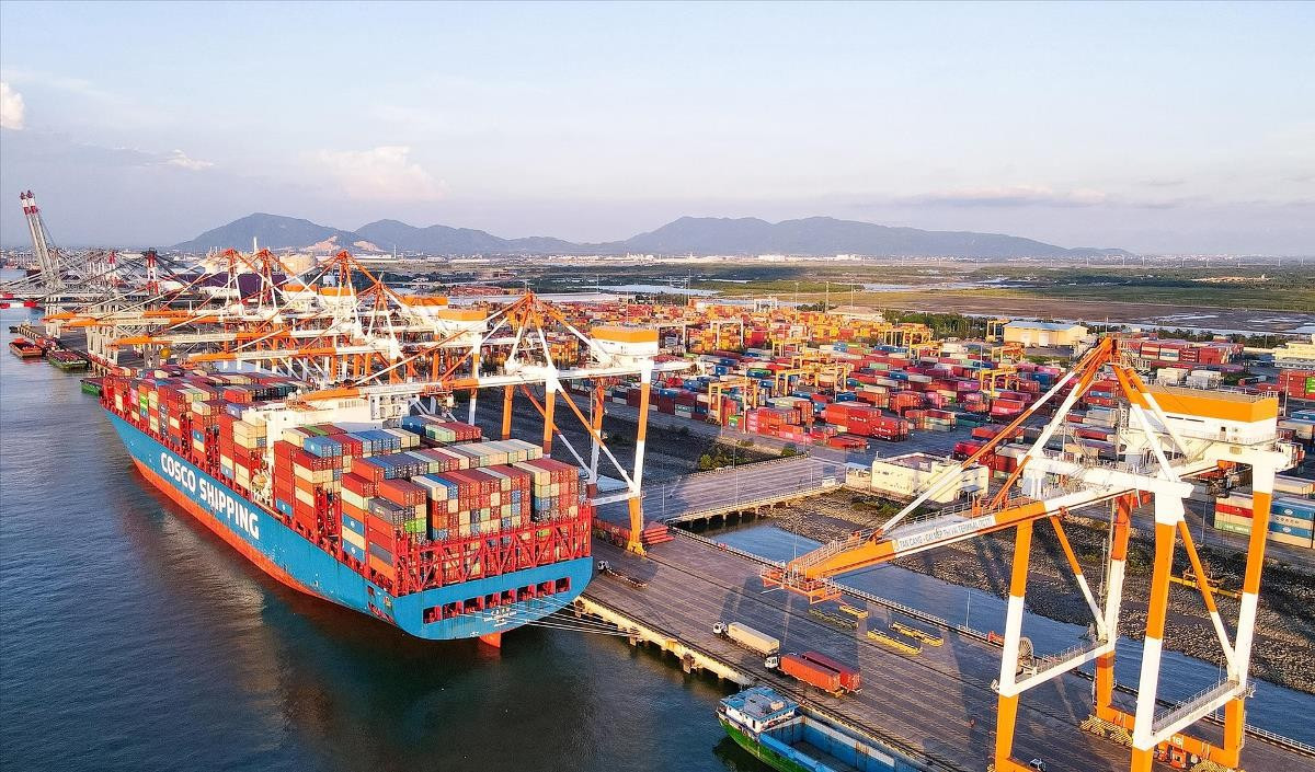 Le navire COSCO SHIPPING ROSE a accosté au port de Cai Mep-Thi Vai le 24 octobre 2023. Photo : VNP.