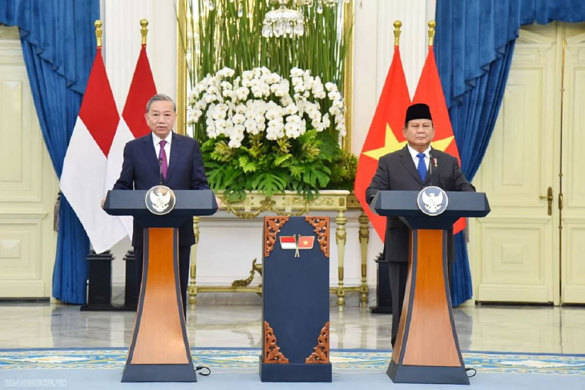 Le secrétaire général du PCV To Lam et le président indonésien Prabowo Subianto tiennent une conférence de presse, annonçant officiellement la mise à niveau des relations entre le Vietnam et l'Indonésie vers un partenariat stratégique global, le 10 mars. Photo : baoquocte. to-lam-indo-bqt.jpg