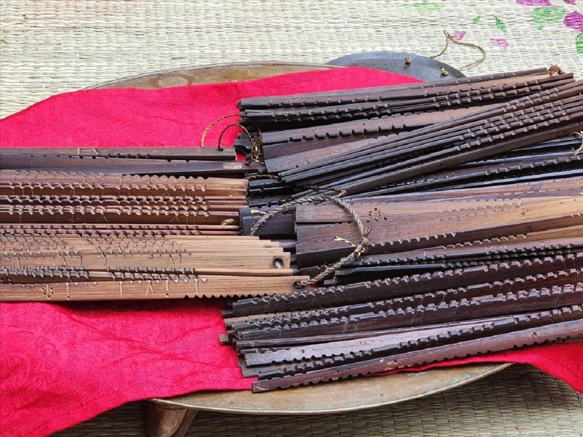 Le calendrier en bambou (aussi appelé Khao roi) des Muong de Hoa Binh a été reconnu comme patrimoine immatériel national en 2022. Photo : langvanhoa. lich-tre-baodantoc.jpg
