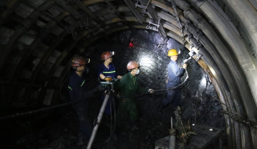 Le projet d’extension de l’exploitation souterraine de la mine de Ha Rang figure également parmi les projets lancés du 19 août 2025. Photo : baoquangninh. than-hon-gai-baoquangninh.jpg