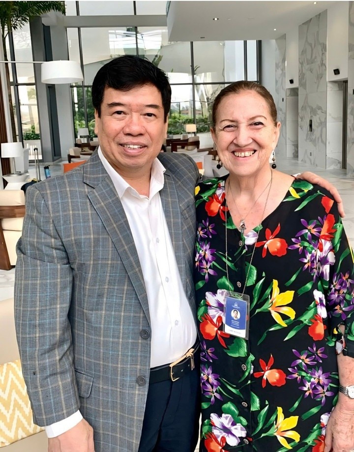 Le professeur associé Nguyen Viet Thao et la présidente de l'Association d'amitié Cuba-Vietnam, Mme Maria Yolanda Ferrer. Photo : fournie par l’intéressé. nguyen-viet-thao-vtc.jpg