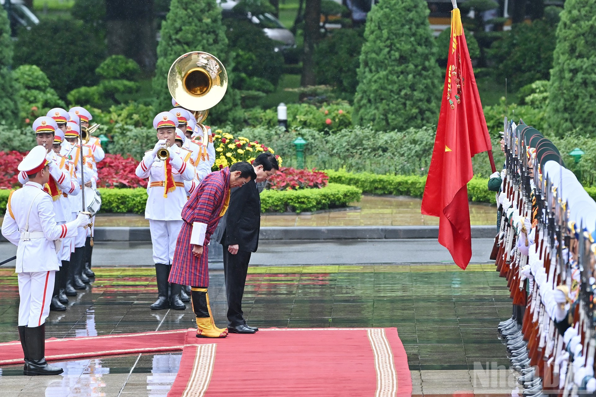 Le président Luong Cuong et le roi Jigme Khesar Namgyel Wangchuck passent en revue la garde d’honneur de l’Armée populaire du Vietnam. lc-salut-armee.jpg