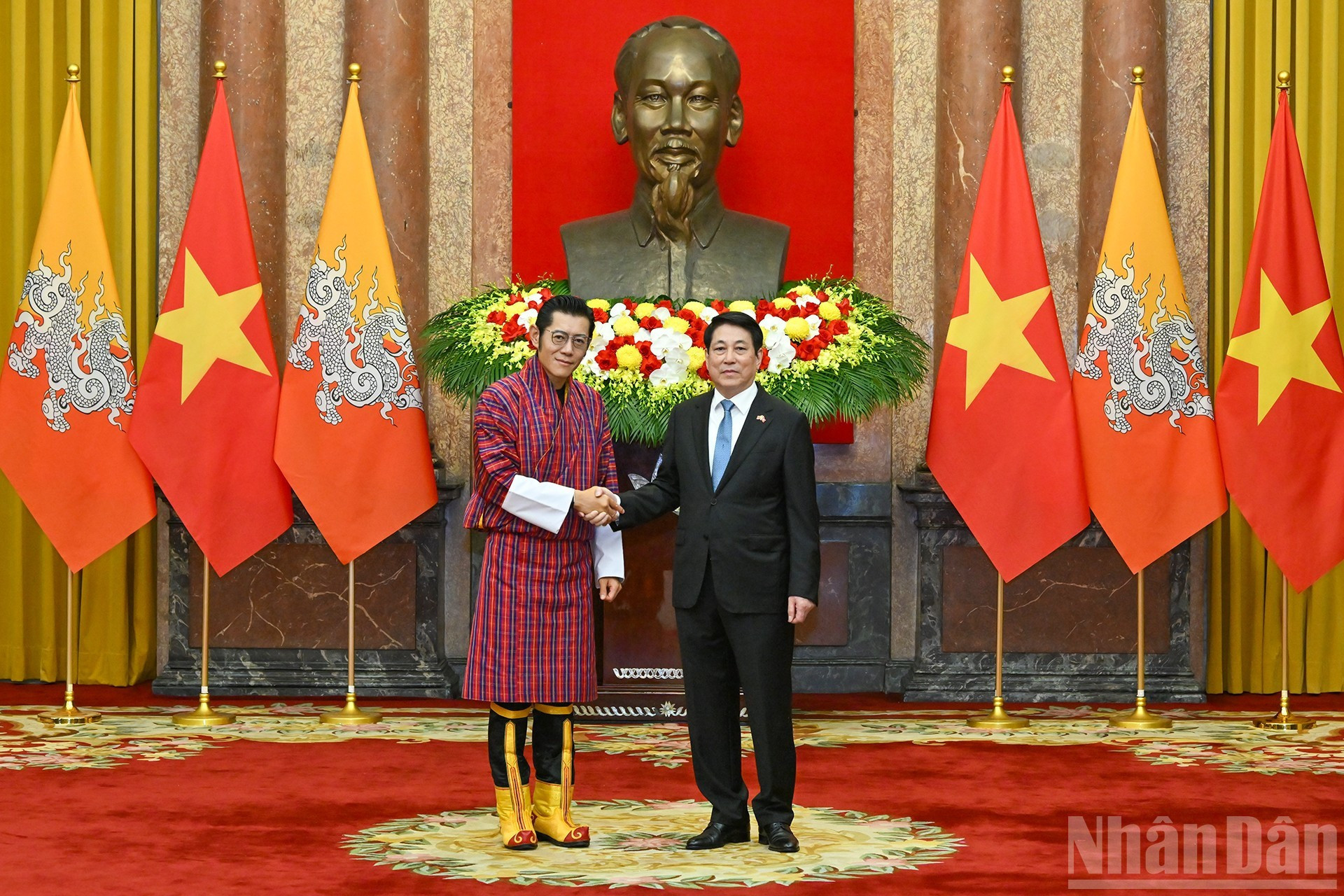 Le président Luong Cuong et le roi Jigme Khesar Namgyel Wangchuck posent ensemble pour une photo après la cérémonie. lc-apres-accueil.jpg