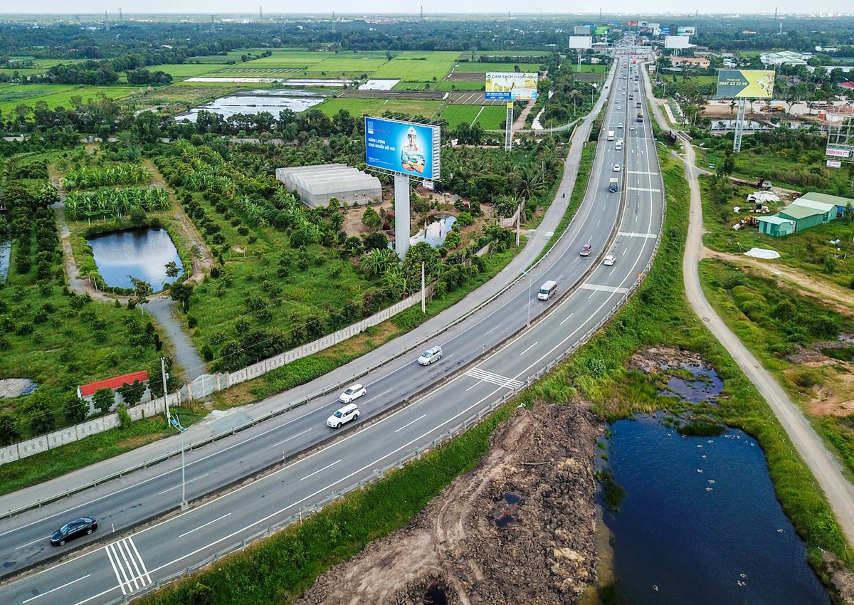 Fort de ses atouts naturels et d’une stratégie de développement cohérente, le Vietnam tend à devenir un pôle logistique intégré, durable et incontournable en Asie. Photo : Vnexpress. cao-toc-vnexpress.jpg