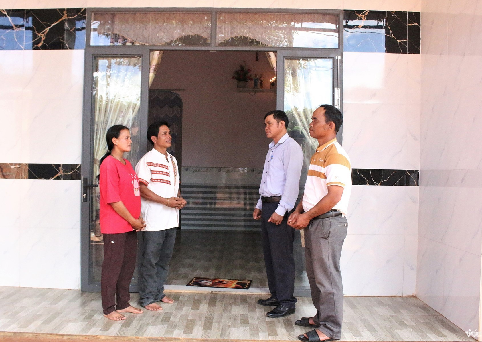 Le rêve d’une nouvelle maison est devenu réalité pour le couple A Kun et Y Du (à gauche) du village de Plei Weh, commune de Ia Chim, province de Quang Ngai. Photo : Vietnamnet. a-kun-y-du.jpg