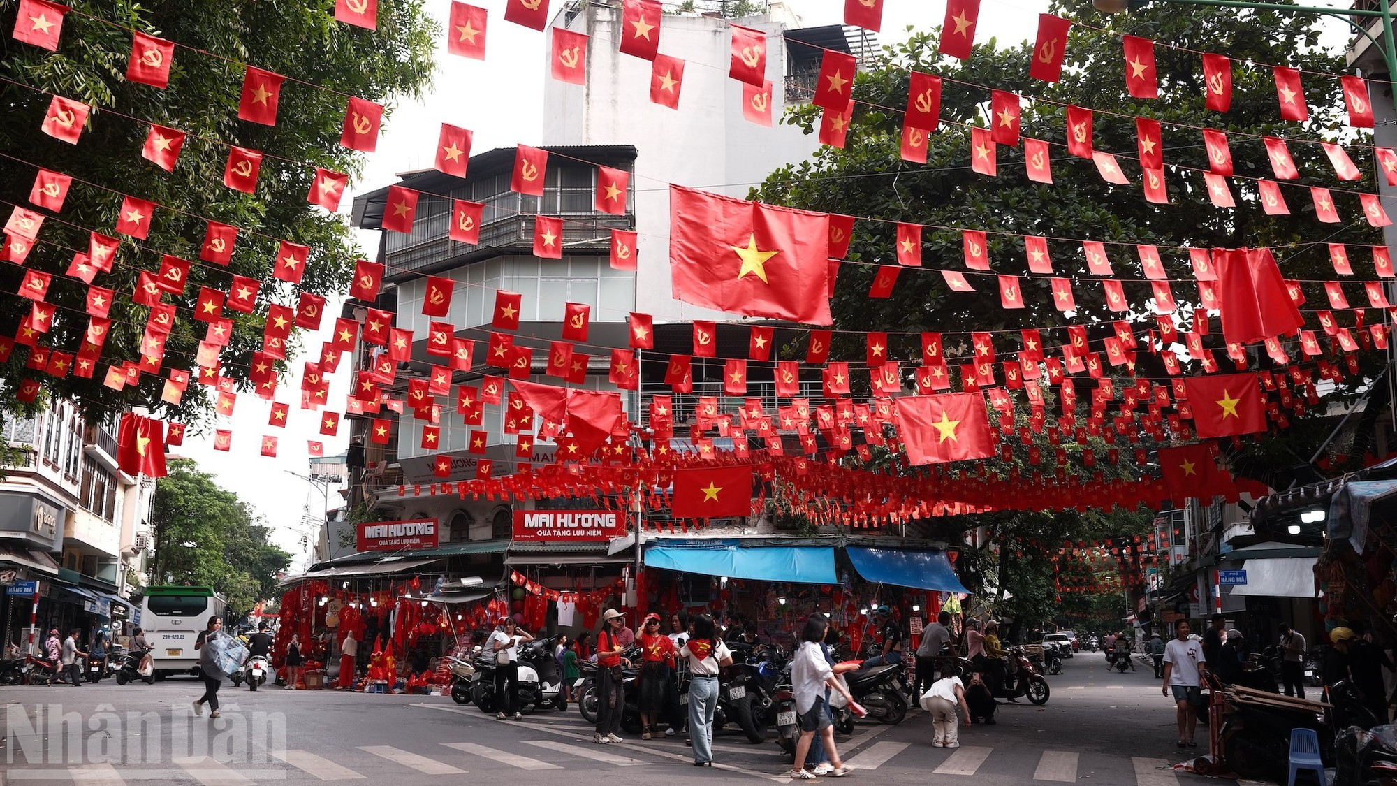À l’approche du 80e anniversaire de la Fête nationale du 2 septembre, Hanoi se pare d’un nouveau visage éclatant et plein de vitalité. jeunes-2.jpg