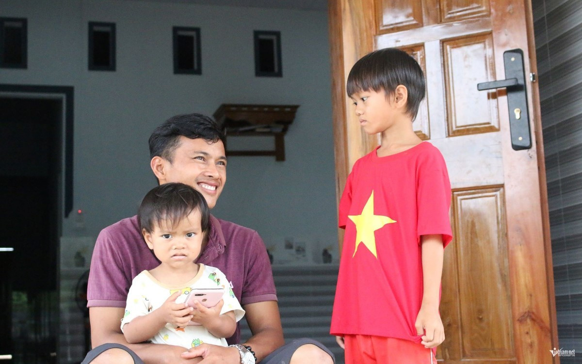 Pour A Khai, la nouvelle maison concrétise son rêve d’un logement solide et nourrit la confiance dans l’avenir. Photo : Vietnamnet. a-khai.jpg