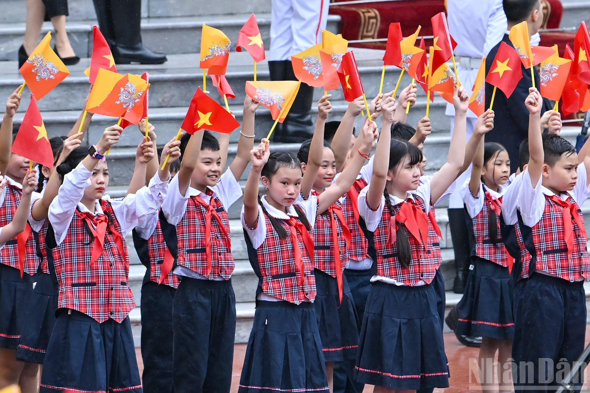 Des enfants de la capitale saluent le président Luong Cuong et son épouse, aux côtés du roi Jigme Khesar Namgyel Wangchuck et de la reine Jetsun Pema. lc-enfants.jpg